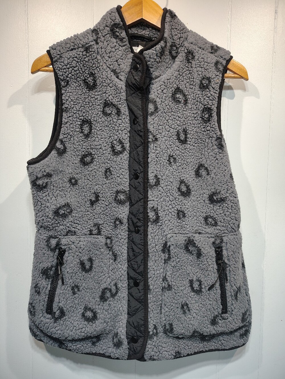 Maurices Leopard Sherpa Vest Size Medium Gray Black